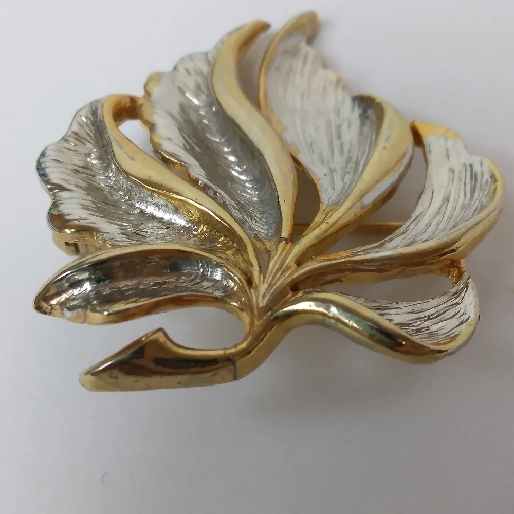 Vintage Unmarked Goltone and Silvertone Rolled Leaf Brooch